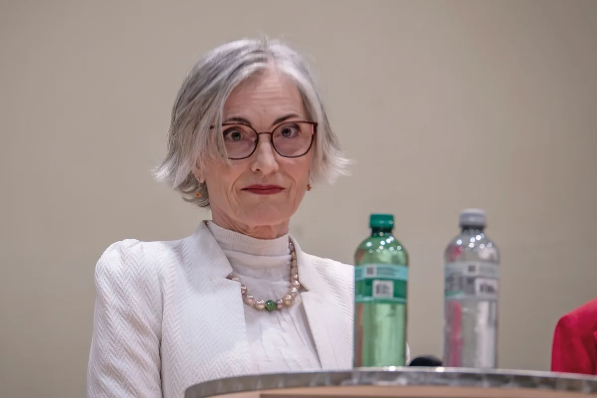 Marie-Therese Büsser (GLP) auf der Bühne. 